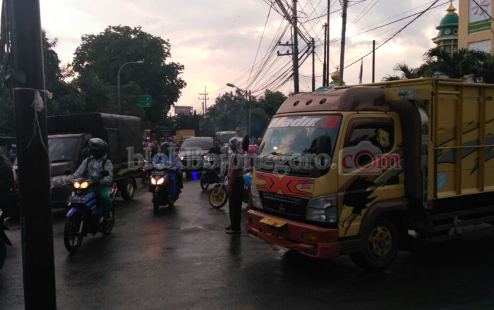 Bahaya, Kabel Listrik Melintang di Jalan